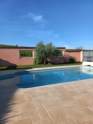Piscine de l'établissement Domaine Gilles Copéret- Artisan-Vigneron- chambres d'hôtes Les Glycines - ou située à proximité