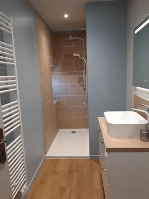 Salle de bains dans l'établissement Domaine Gilles Copéret- Artisan-Vigneron- chambres d'hôtes Les Glycines -