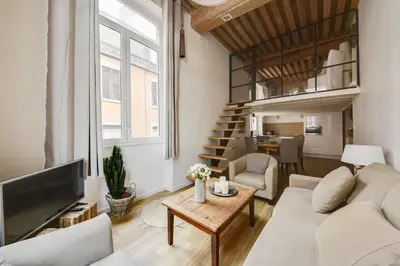 Télévision ou salle de divertissement dans l'établissement GuestReady - Magnificent duplex canut hypercentre