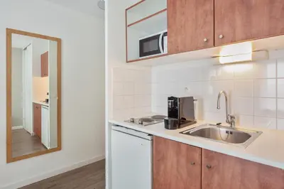 Cuisine ou kitchenette dans l'établissement Residhotel Lyon Part Dieu