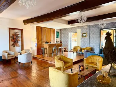 Coin salon dans l'établissement Hôtel Au Coq Dort Spa