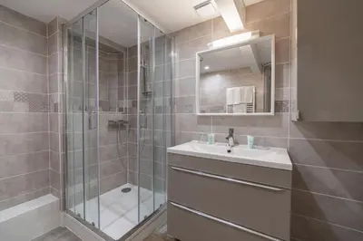 Salle de bains dans l'établissement Hôtel Au Coq Dort Spa