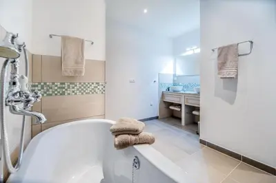 Salle de bains dans l'établissement Gîte et chambres d'hôtes - La Maison du Grand Bossieu