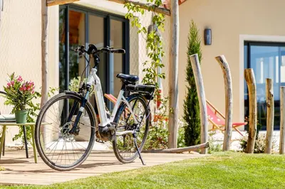 Vélo sur le terrain de l'établissement Gîte et chambres d'hôtes - La Maison du Grand Bossieu ou dans les environs