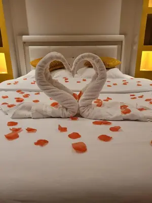 Un ou plusieurs lits dans un hébergement de l'établissement SPA Celyna appartement avec jacuzzi privatif