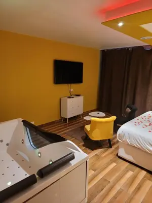 Un ou plusieurs lits dans un hébergement de l'établissement SPA Celyna appartement avec jacuzzi privatif