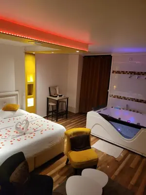 Un ou plusieurs lits dans un hébergement de l'établissement SPA Celyna appartement avec jacuzzi privatif