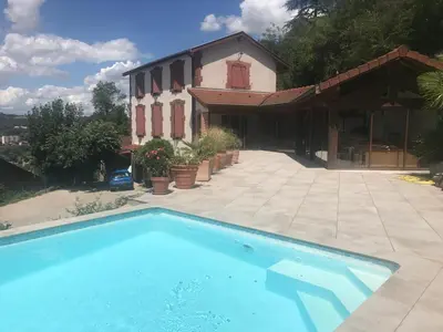 Piscine de l'établissement Les terrasses du Rhône ou située à proximité