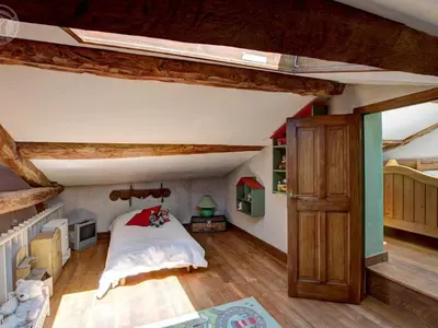 Un ou plusieurs lits dans un hébergement de l'établissement Charme Rural avec Piscine Privée et Animaux Acceptés - FR-1-496-200