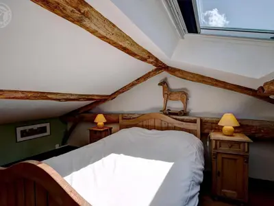 Un ou plusieurs lits dans un hébergement de l'établissement Charme Rural avec Piscine Privée et Animaux Acceptés - FR-1-496-200