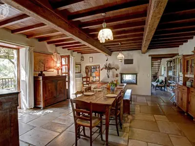 Télévision ou salle de divertissement dans l'établissement Charme Rural avec Piscine Privée et Animaux Acceptés - FR-1-496-200