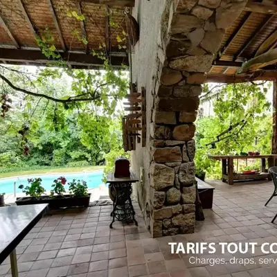 Charme Rural avec Piscine Privée et Animaux Acceptés - FR-1-496-200
