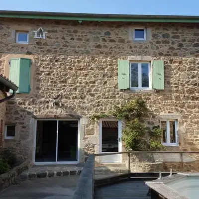 Gîte en Pierre avec Piscine Privée et Terrasse Couverte - FR-1-496-202