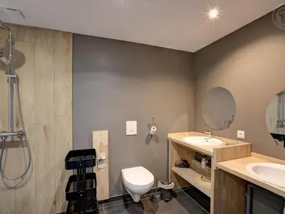 Salle de bains dans l'établissement Gîte familial spacieux et lumineux à Chazelles-sur-Lyon - FR-1-496-203