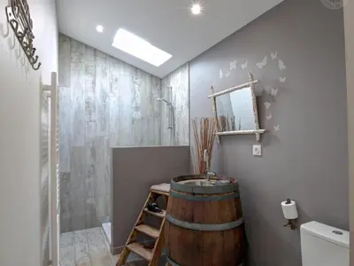 Salle de bains dans l'établissement Gîte familial spacieux et lumineux à Chazelles-sur-Lyon - FR-1-496-203