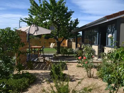 Jardin de l'établissement Gîte familial spacieux et lumineux à Chazelles-sur-Lyon - FR-1-496-203