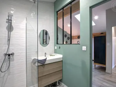 Salle de bains dans l'établissement Gîte familial spacieux et lumineux à Chazelles-sur-Lyon - FR-1-496-203