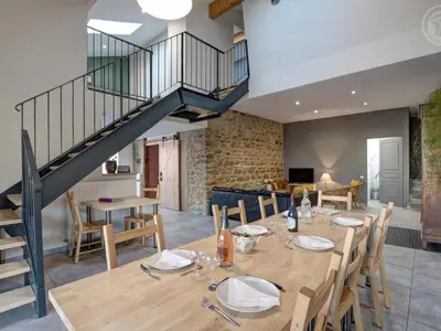 Coin salon dans l'établissement Gîte familial spacieux et lumineux à Chazelles-sur-Lyon - FR-1-496-203
