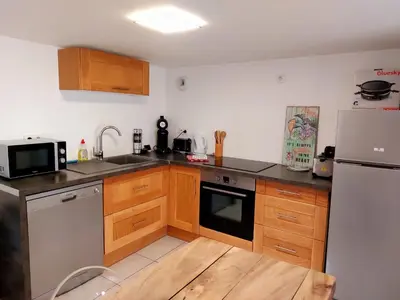 Cuisine ou kitchenette dans l'établissement MONTALIEU SEJOUR Rez de jardin Les jonquilles - 1 à 4 PERS - PROX CNPE BUGEY - VALLEE BLEU - VIA RHONA
