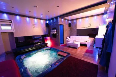 Télévision ou salle de divertissement dans l'établissement Lovelove23spas