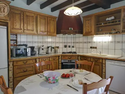 Cuisine ou kitchenette dans l'établissement Gîte spacieux avec terrasse et jardin à Saint-Christo-en-Jarez - FR-1-496-204