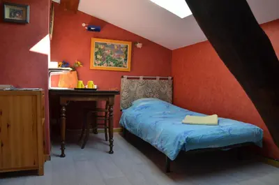 Un ou plusieurs lits dans un hébergement de l'établissement Studio et colocation - Gîte Les 7 fontaines