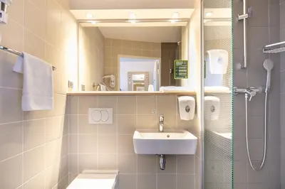 Salle de bains dans l'établissement B&B HOTEL Lyon Aéroport Saint-Quentin-Fallavier