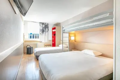 Un ou plusieurs lits dans un hébergement de l'établissement B&B HOTEL Lyon Aéroport Saint-Quentin-Fallavier