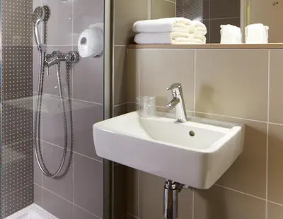 Salle de bains dans l'établissement B&B HOTEL Lyon Aéroport Saint-Quentin-Fallavier