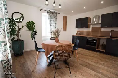 Cuisine ou kitchenette dans l'établissement LA DOLOREANNE