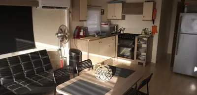 Cuisine ou kitchenette dans l'établissement SIBLU CONDRIEU