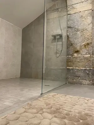 Salle de bains dans l'établissement Le Jardin Suspendu Vieux-Lyon - Option Garage