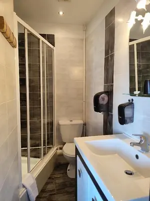 Salle de bains dans l'établissement Hotel de la Place
