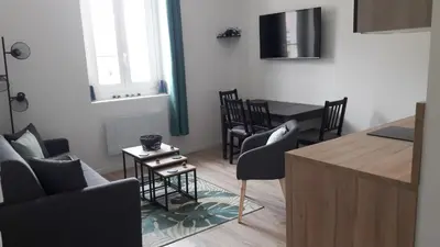 Télévision ou salle de divertissement dans l'établissement Duplex Bastié T3 calme et climatisé WiFi
