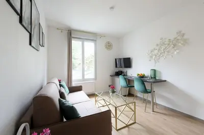Télévision ou salle de divertissement dans l'établissement Berge du Rhône, Centre Lyon, espace de travail, tout à pied, Université Lyon 2 et Lyon 3, idéal voyage d'affaires, tourisme, loisirs