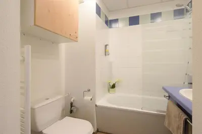Salle de bains dans l'établissement Berge du Rhône, Centre Lyon, espace de travail, tout à pied, Université Lyon 2 et Lyon 3, idéal voyage d'affaires, tourisme, loisirs