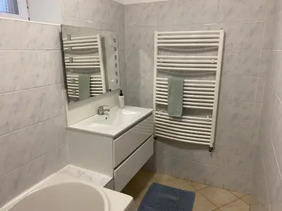 Salle de bains dans l'établissement Maison proche Lyon Centrale du Bugey