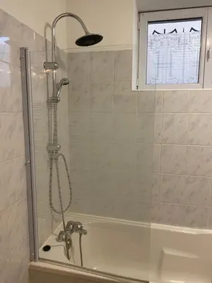 Salle de bains dans l'établissement Maison proche Lyon Centrale du Bugey