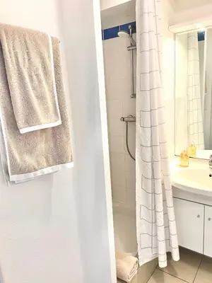 Salle de bains dans l'établissement Studio en face Hopital Nord avec terrasse