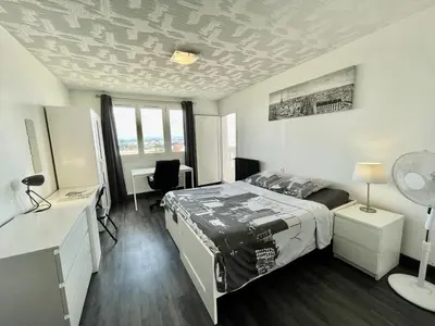 Plan de l'établissement Grande chambre avec balcon privée dans un appartement en collocation