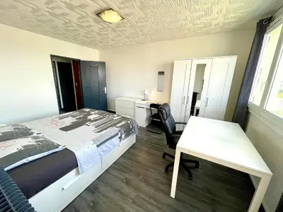 Plan de l'établissement Grande chambre avec balcon privée dans un appartement en collocation