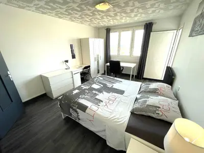 Plan de l'établissement Grande chambre avec balcon privée dans un appartement en collocation
