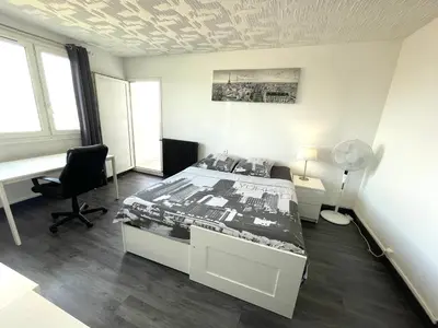 Plan de l'établissement Grande chambre avec balcon privée dans un appartement en collocation
