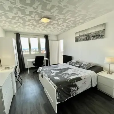 Grande chambre avec balcon privée dans un appartement en collocation