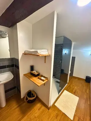 Salle de bains dans l'établissement LE DOMAINE DE GORNETON
