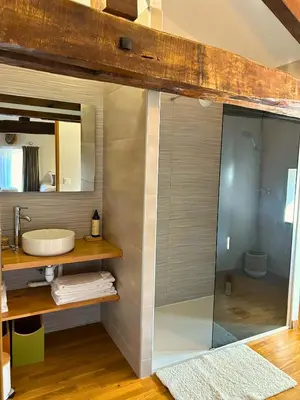 Salle de bains dans l'établissement LE DOMAINE DE GORNETON