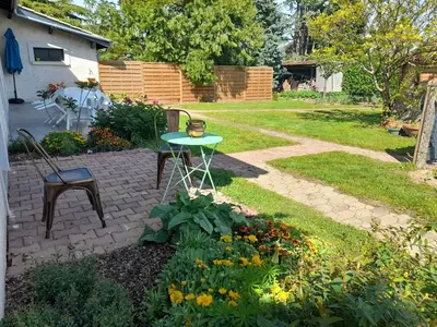 Jardin de l'établissement La maison du Bonheur, borne de recharge VE