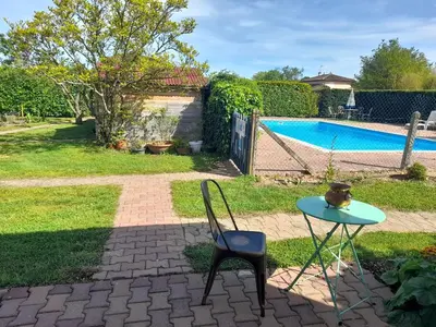 Piscine de l'établissement La maison du Bonheur, borne de recharge VE ou située à proximité