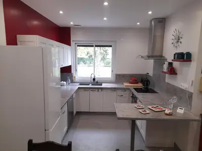 Cuisine ou kitchenette dans l'établissement La maison du Bonheur, borne de recharge VE