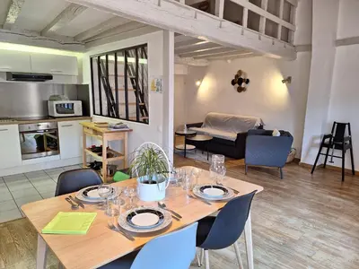Cuisine ou kitchenette dans l'établissement La Porte de la Dombes - centre ville - 50m2 - classé 3 étoiles